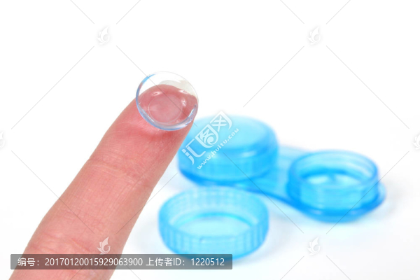 在手指接觸透鏡