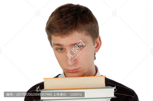 年輕人帶著一堆書