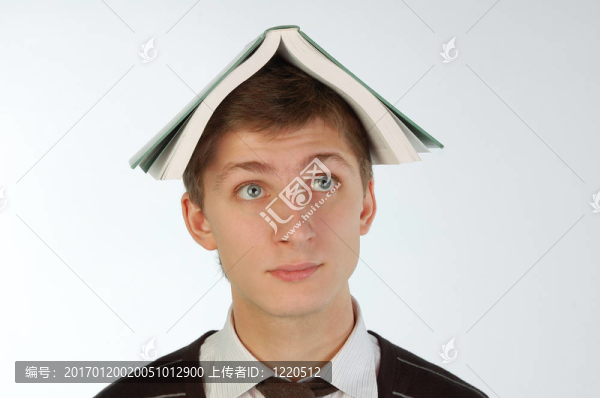 年輕人的頭上有一本書
