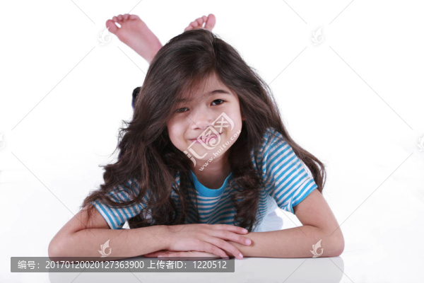 美麗的小女孩躺在地板上