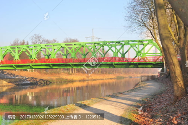 平靜的水面上的平靜的橋
