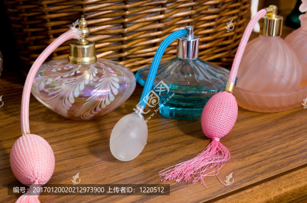 香水噴霧器在梳妝臺(tái)