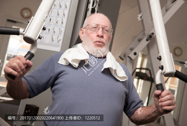 高級(jí)成人男子在健身房