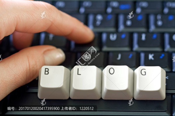 手和筆記本電腦鍵盤