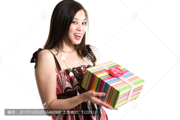 亞洲女人拿著一個禮品盒