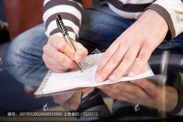 填充在桌上做出了決定