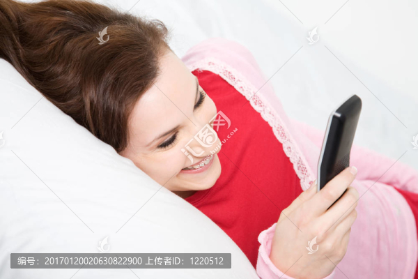 電話上的白人女孩