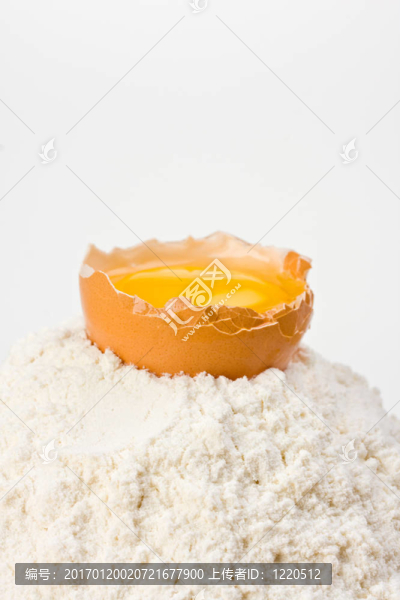 面粉打開雞蛋