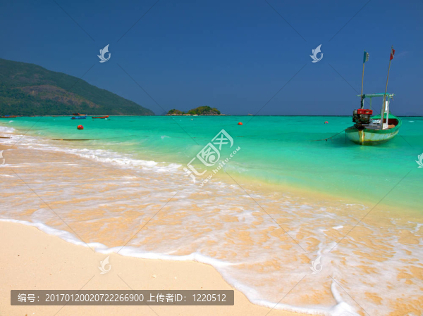 在熱帶海灘上的船