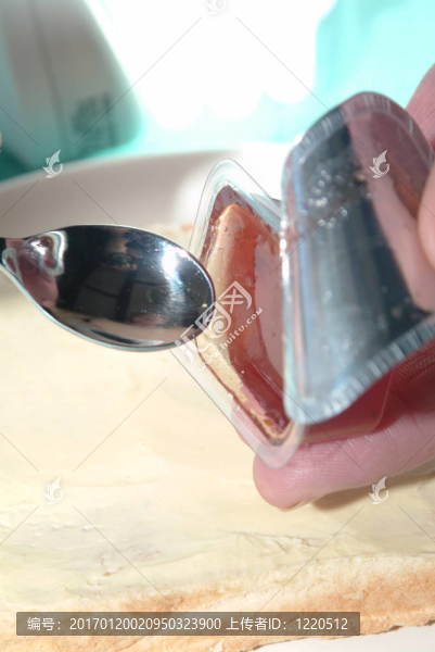 做一個草莓醬的三明治