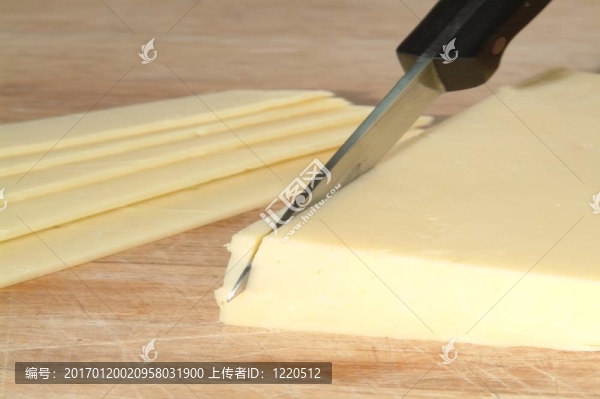 把一些奶酪切成片