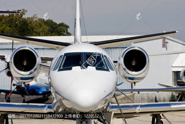 白色噴氣發(fā)動(dòng)機(jī)