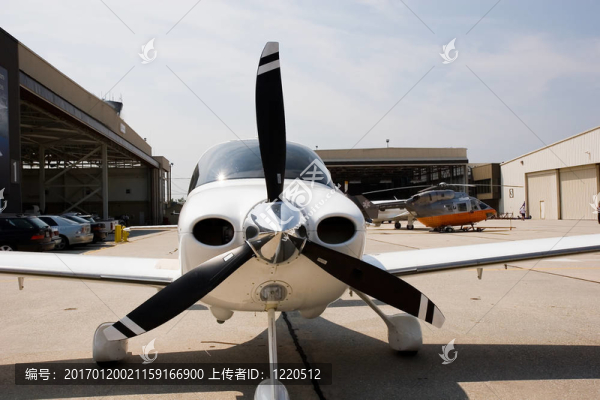 有黑色道具的白色飛機(jī)
