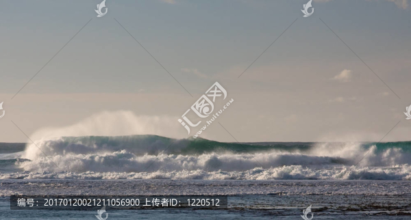 沙灘上礁石上海浪的破碎