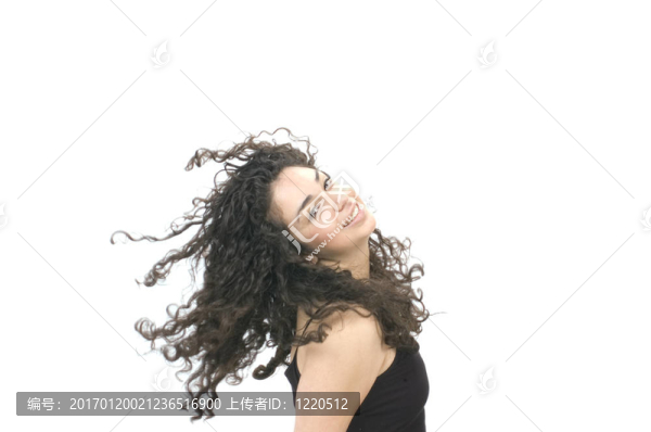 年輕的西班牙裔婦女在風(fēng)中吹頭發(fā)