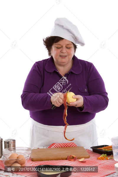 女廚師削蘋果