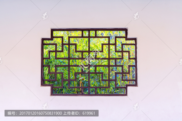 白墻鏤空窗