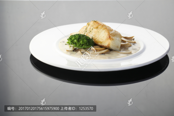 香煎銀雪魚配滑菇芝士奶油