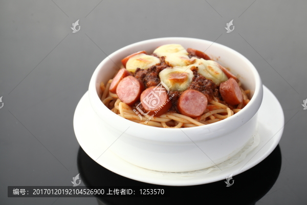 芝士腸肉醬意粉
