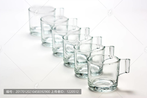 空的透明杯子