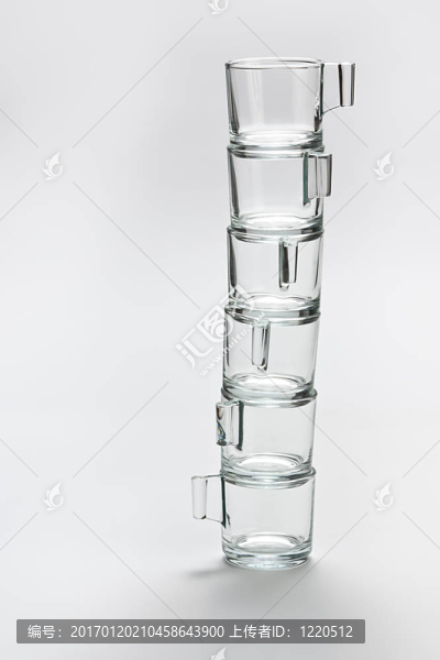 空的透明杯子