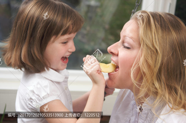 女兒給媽媽一個蘋果