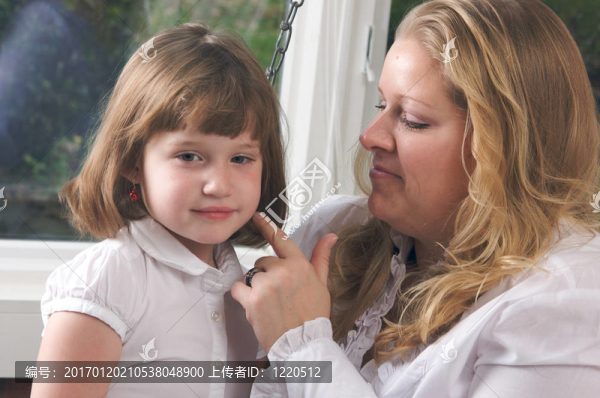 年輕的母親和女兒