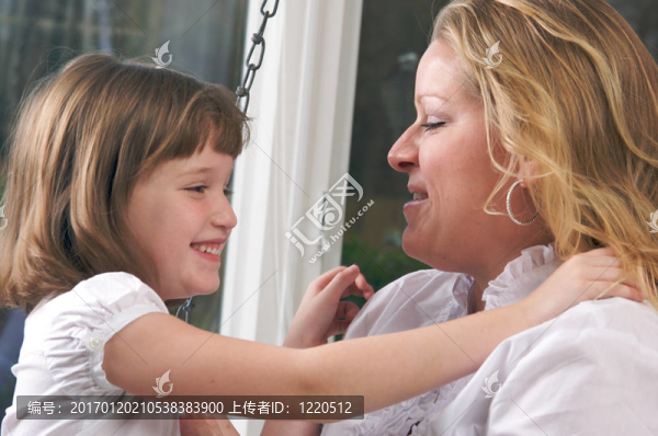 年輕的母親和女兒