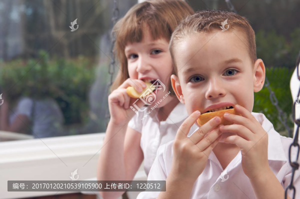 妹妹和弟弟吃一個蘋果