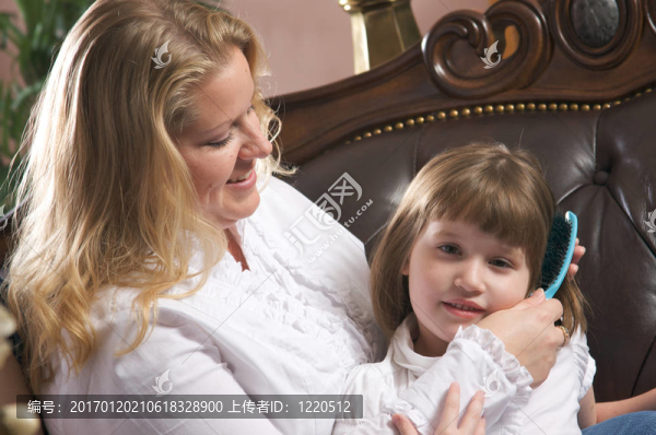 年輕的母親和女兒