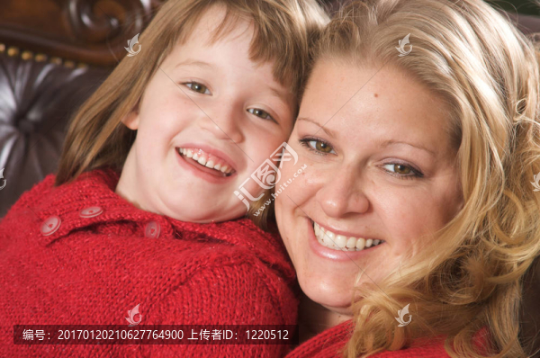 快樂的母親和女兒