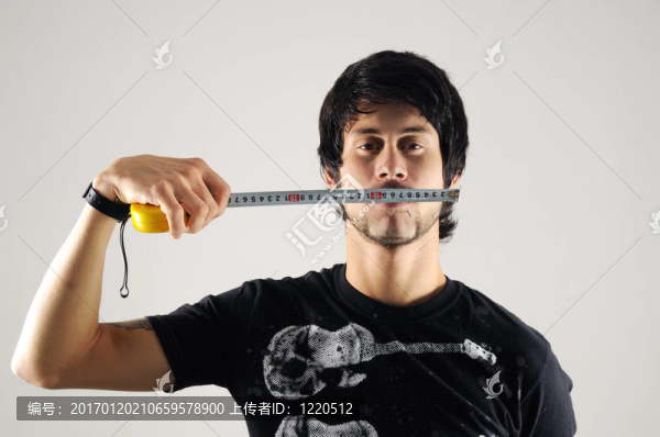 男子測量他的臉