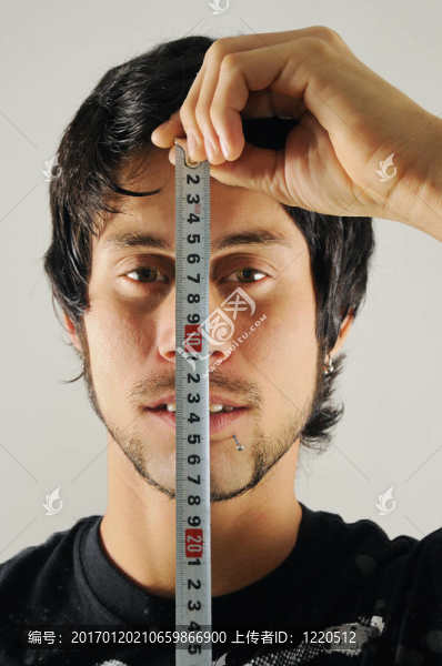 男子測(cè)量他的臉