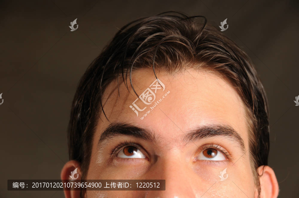 男子看了