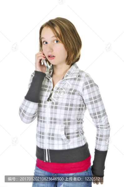 十幾歲的女孩在電話里交談