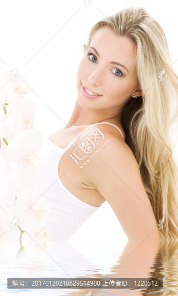 金發(fā)在棉內(nèi)衣與蘭花