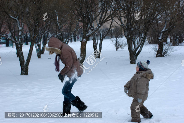 媽媽與兒子玩雪球