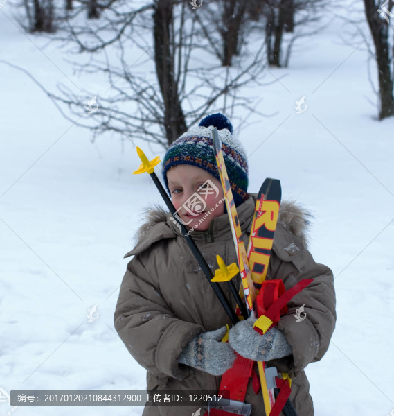 與滑雪板的男孩