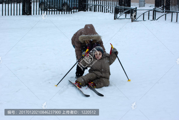 媽媽學(xué)會(huì)了孩子滑雪