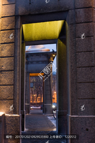 橋塔：通過通道