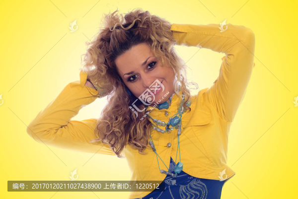 快樂(lè)的金發(fā)女郎