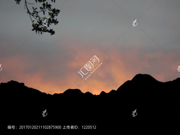 安第斯山脈背后的日出