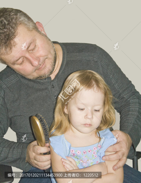 父親擁抱他的女兒