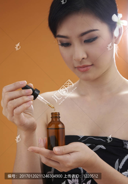 青年女性調(diào)和芳香油