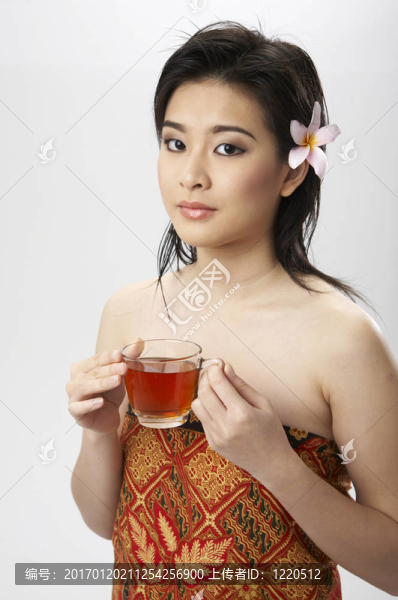 一個(gè)有花的女人