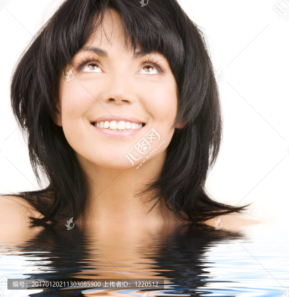 幸福的女人在水里仰望