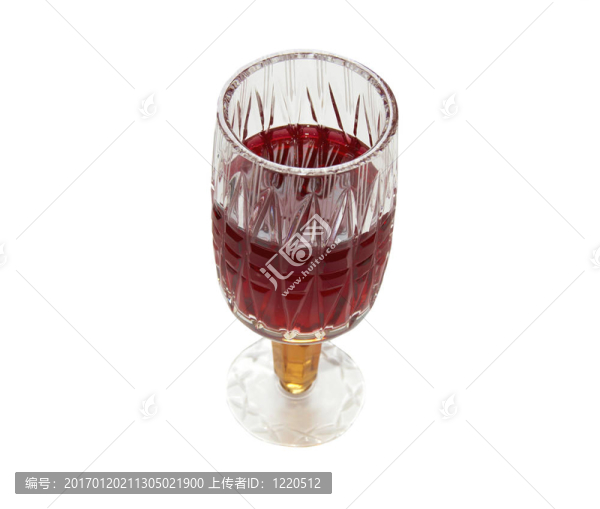 水晶酒杯中的紅葡萄酒。