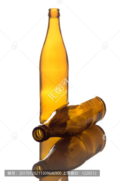 兩個(gè)空啤酒瓶