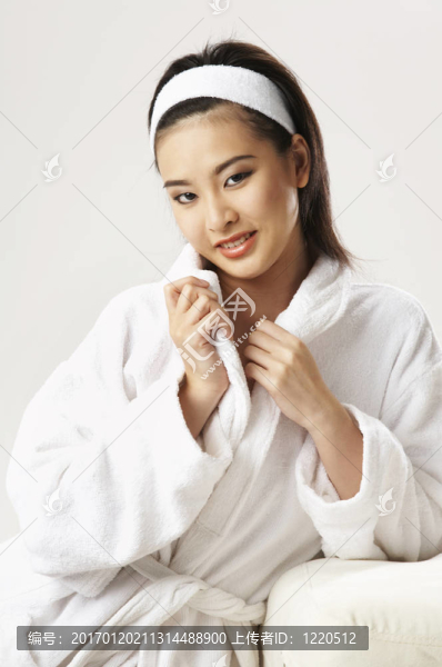 在浴袍的年輕女子