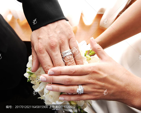 情侶秀結婚戒指。